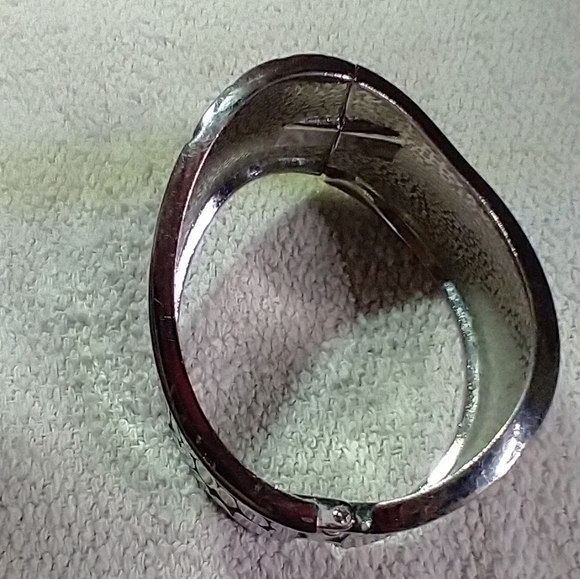 Silvertone wavy textured wide hinged bracelet - Picture 3 of 6